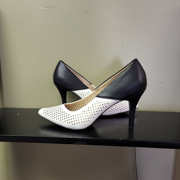 CATO Women's 8.5 Cream and Black Pumps - Picture 7 of 13
